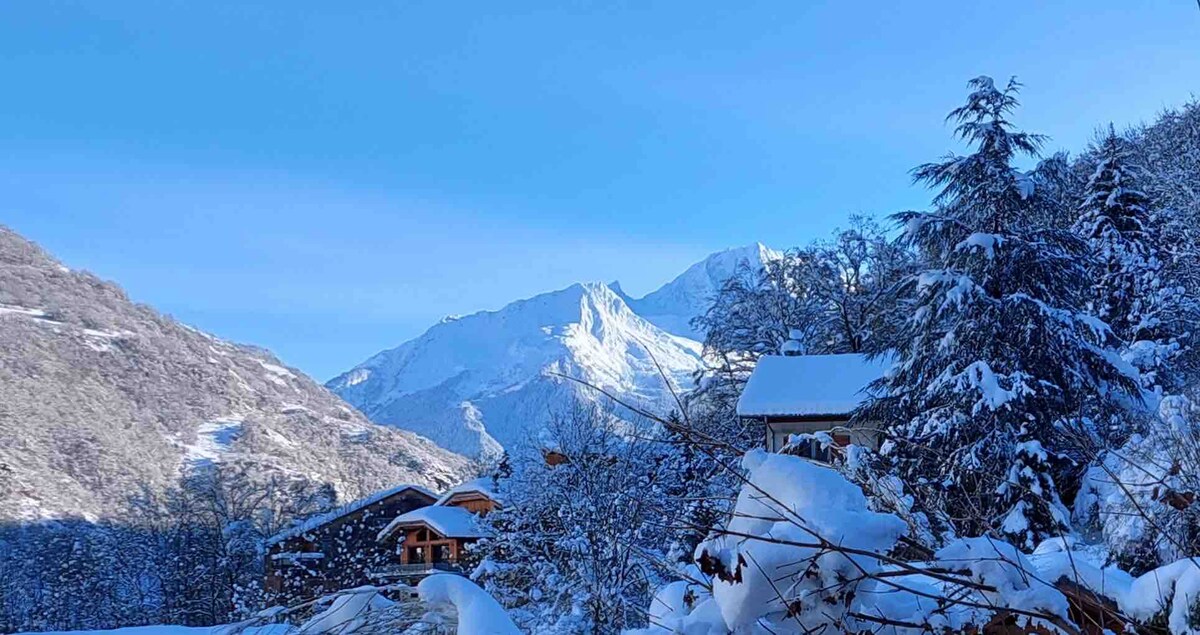 Vue sur les montagnes depuis le balcon de l’appartement Le Grand Bec