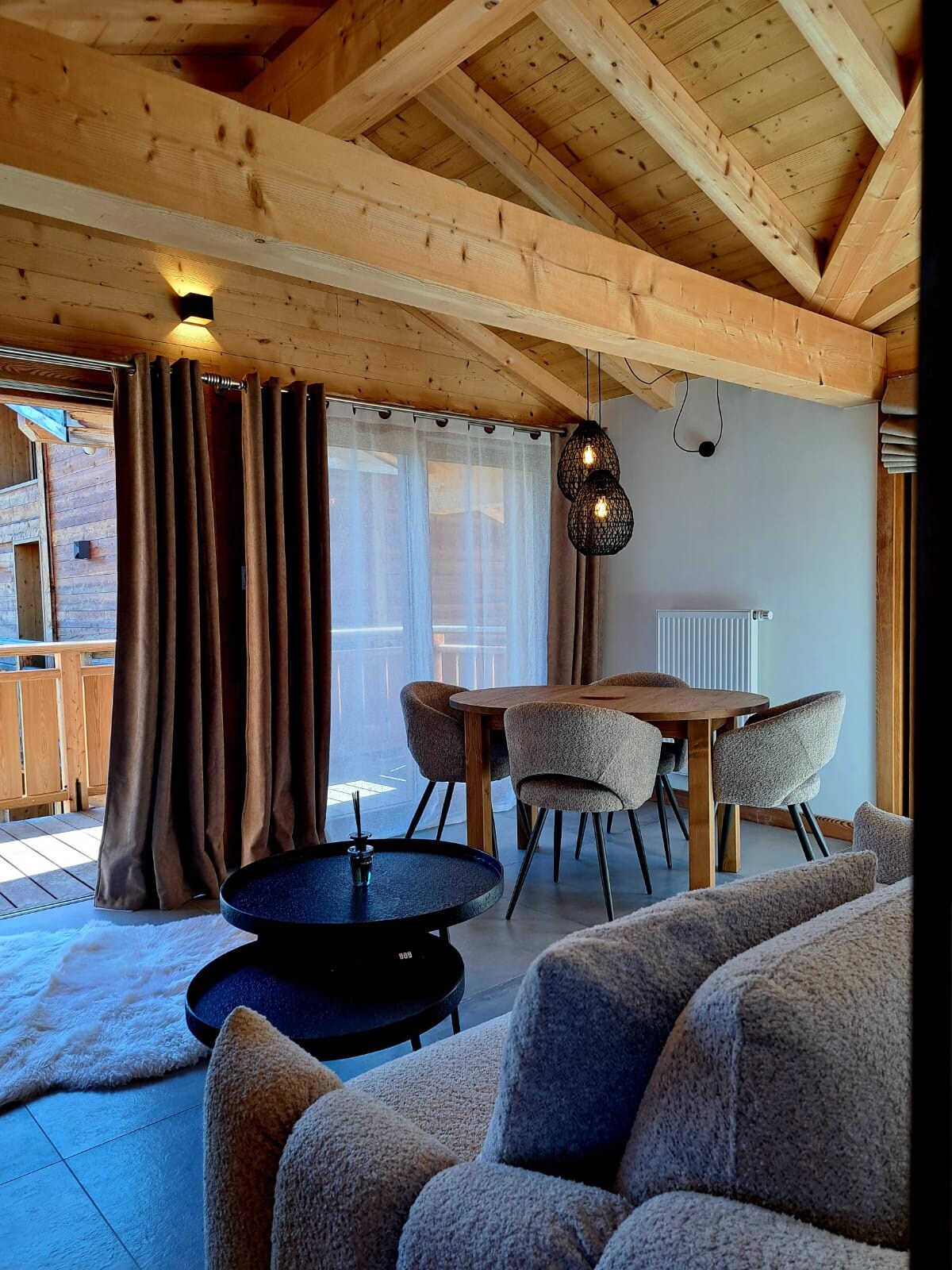 La pièce de vie ouverte sur le balcon
